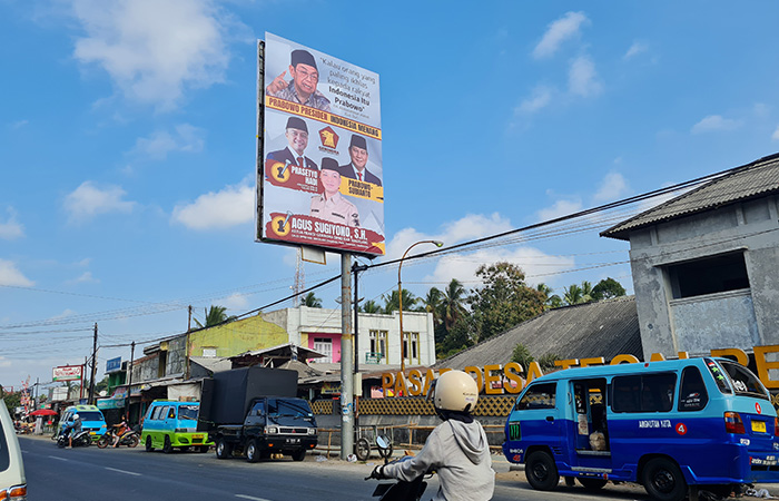 MEJENG: Baliho berukuran besar itu berada di depan Pasar Tegalrejo, Magelang. Pemasangan tersebut sebagai bentuk citra diri atau memperkenalkan suatu partai politik (parpol).Naila Nihayah/Radar Jogja
