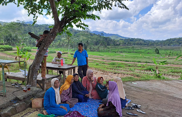 HIDDEN GEM: Duduk lesehan pengunjung sedang menunggu menu makanan datang di angkringan piwah Plumbungan, Putat, Patuk.GUNAWAN/Radar Jogja