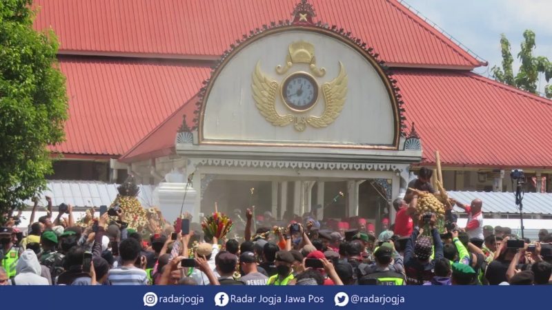 AKHIRNYA : Sempat vakum tiga tahun akibat Pandemi Covid-19, garebeg akhirnya digelar kembali, Sabtu (22/4). (DWI AGUS/RADAR JOGJA)