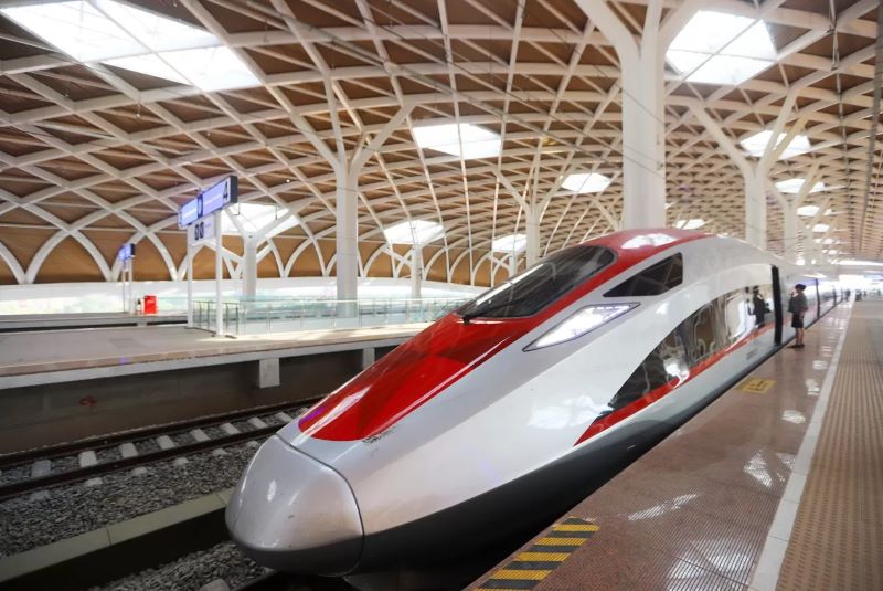 Kereta Cepat Jakarta-Bandung atau Whoosh ini resmi beroperasi secara komersial pada 1 Oktober 2023 mendatang. (Jawapos.com)