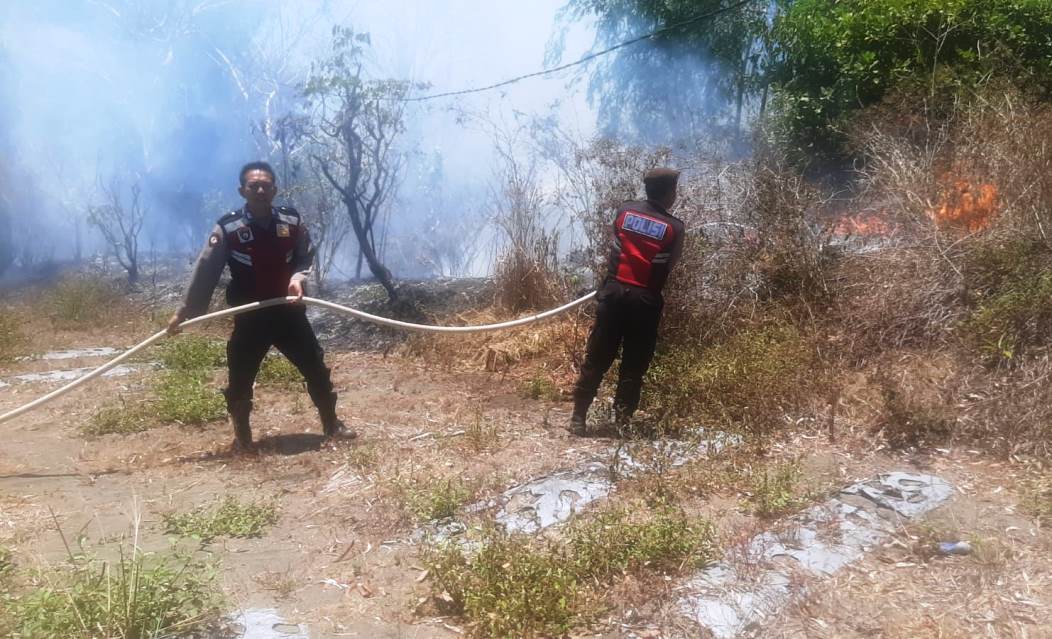 DIJINAKKAN: Tim pemadam kebakaran BPBD Kulon Progo dibantu anggota Polsek Temon berjibaku memadamkan api di lahan kas desa di Padukuhan Glagah, Kapanewon Temon, Kulon Progo, kemarin.