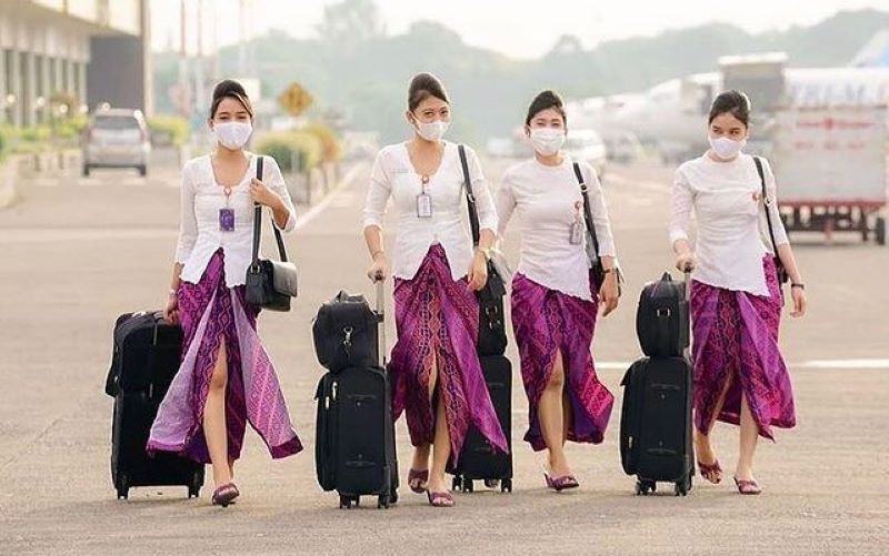 &nbsp;Empat pramugari cantik berjalan mengenakan rok terbelah. (Java Aviation Academy)