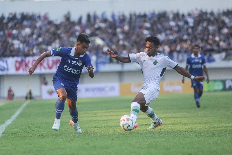 TATAP: Pemain PSIM Jogja diharapkan selalu tampil apik. (Elang Kharisma Dewangga/Radar Jogja)