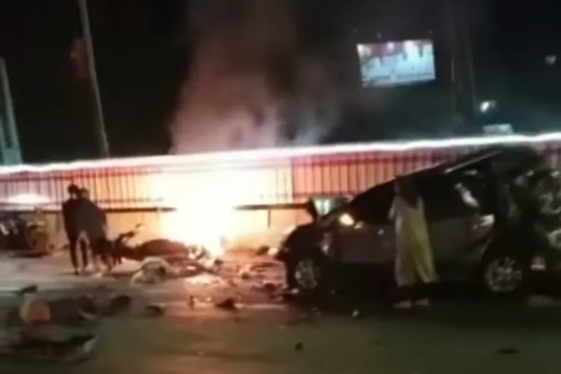 TRAGIS: Kecelakaan karambol terjadi di Exit Tol Bawen, Semarang, Sabtu malam (23/9). (Dok Tangkapan Layar)