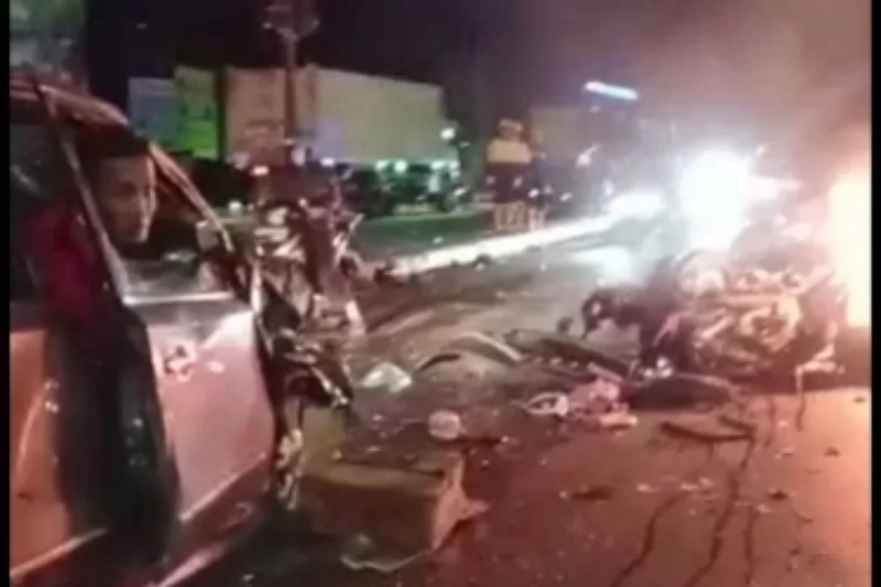 PILU: Kecelakan karambol di Exit Tol Bawen Semarang, Jawa Tengah, Sabtu malam (23/9). (Dok Tangkapan Layar)