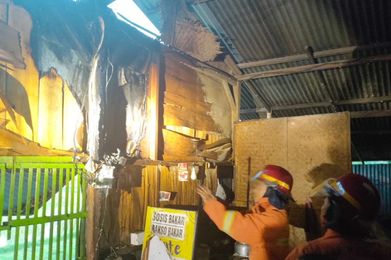 KOBONGAN: Bangunan warung bakso dan mi ayam Pak Aries yang terletak di selatan Pasar Barongan, Kalurahan Sumberagung, Jetis, Bantul, terbakar pada Sabtu (23/9) sore. (Dok Humas Polres Bantul)