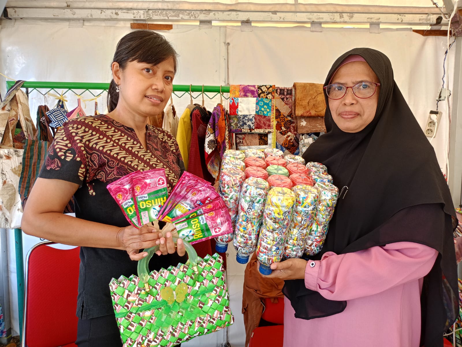 KREATIF: Ketua FBS Kemantren Mergangsan Bakhriah Sufiatun bersama Sekretaris FBS Kemantren Mergangsan Ismu saat ditemui di Benteng Vredeburg beberapa waktu lalu. (Alfi Annissa Karin/Radar Jogja)