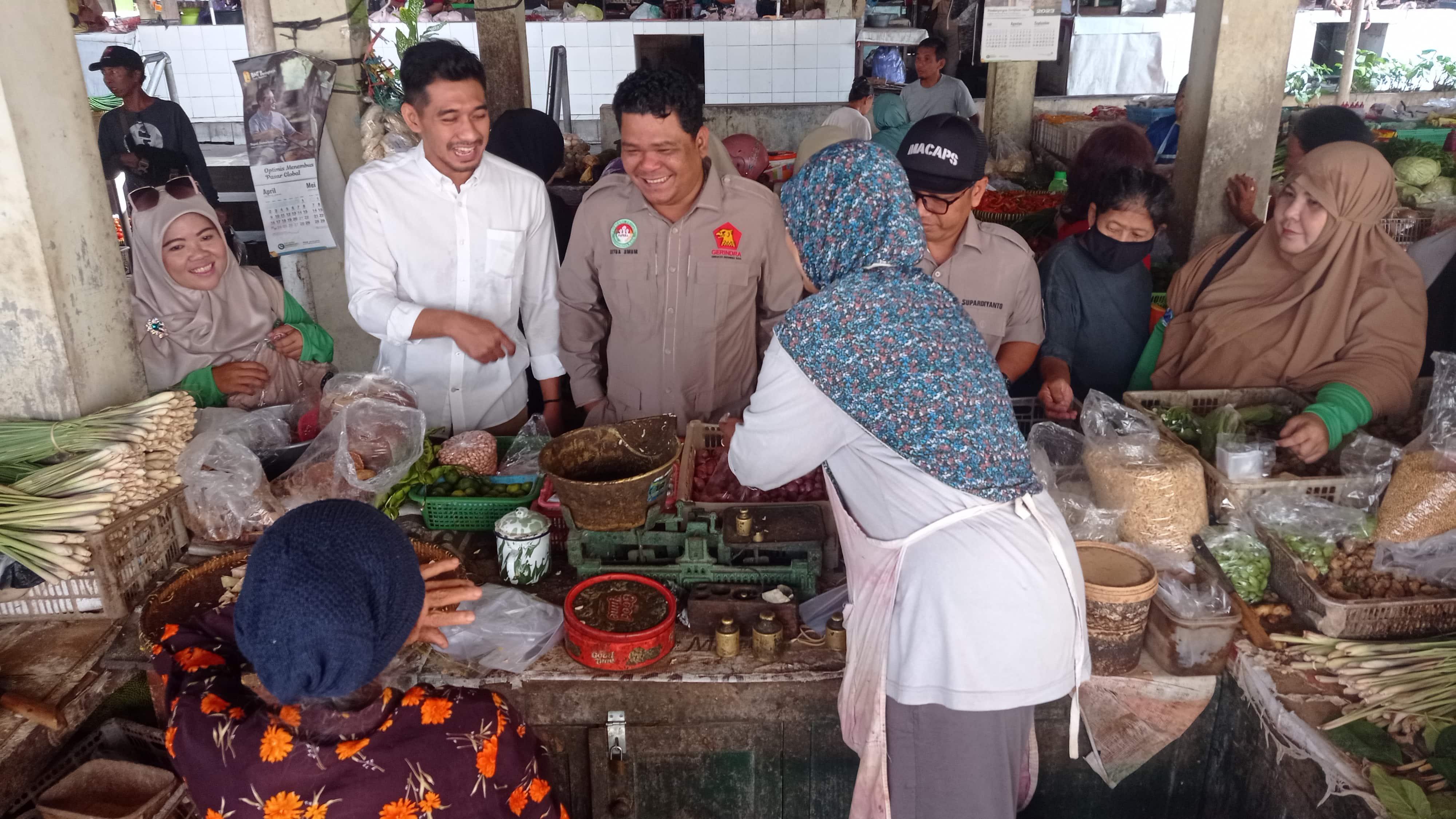 Ketua DPP Papera Donmuzakir dan Ketua DPC Papera Kota Jogja Aldo Inka Giffari saat berbelanja di Pasar Ngasem Minggu (24/9).