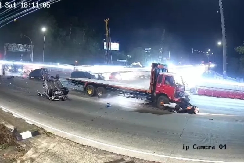 BAHAS: Truk yang menyeruduk kendaran lain di Exit Tol Bawen. (Tangkapan gambar cctv