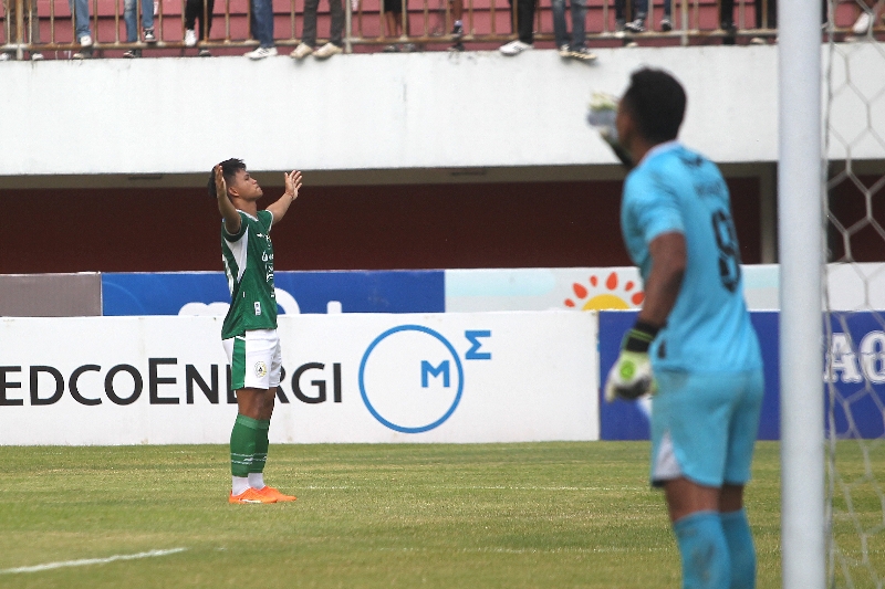 SATU POIN: Pemain PSS Sleman Hokky Caraka mencetak gol ke gawang Madura United dalam pekan ke-13 BRI Liga 1 2023/24 di Stadion Maguwoharjo Minggu (24/9). (Guntur Aga Tirtana/Radar Jogja)