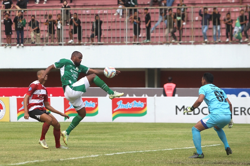 SLEMAN - PSS Sleman harus rela berbagi angka 1-1 dengan tamunya Madura United di Stadion Maguwoharjo pada pekan ke-13 BRI Liga 1 2023/2024. (Guntur Aga Tirtana/Radar Jogja)