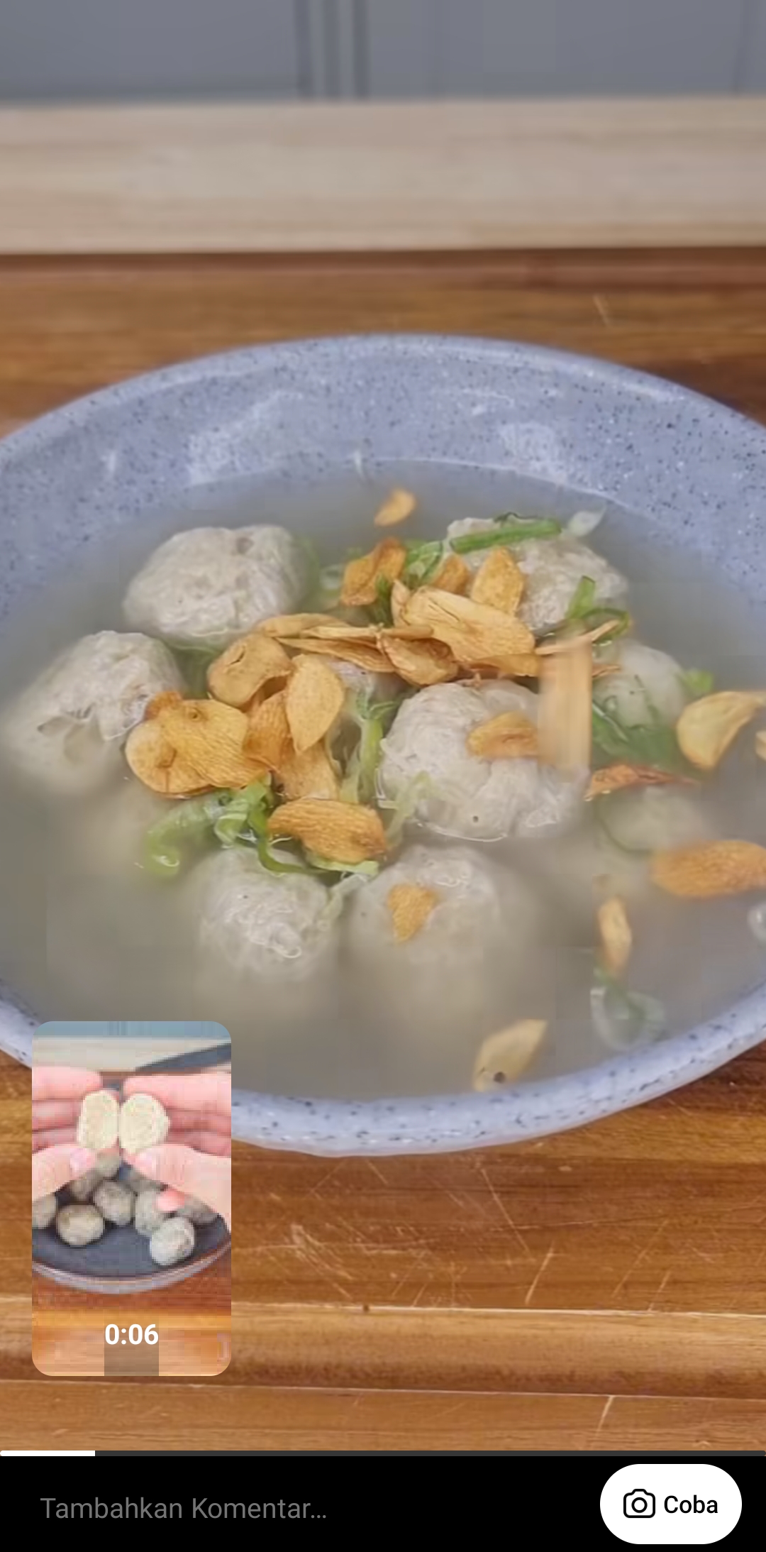 WOW NIKMAT: Bakso Vegan berbahan terigu dengan taburan bawang goreng yang menggugah selera. (Reels IG/@jerrymci7)