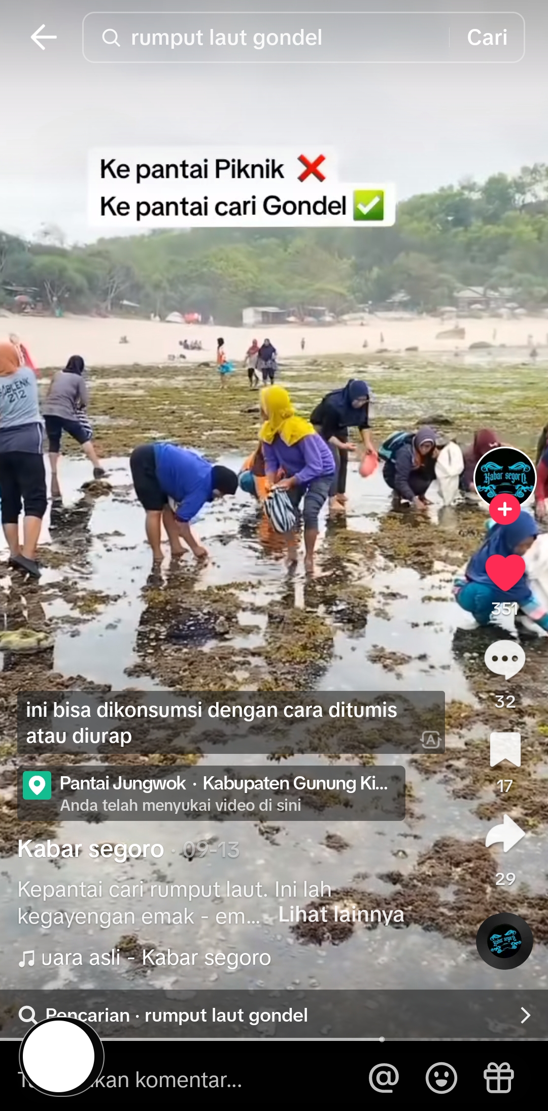 Masyarakat sekitar dan wisatawan ramai-ramai berburu rumput laut gondel untuk lauk Pantai Jungwok Gunungkidul belum lama ini. (Tangkapan layar TikTok/@Kabar segoro)