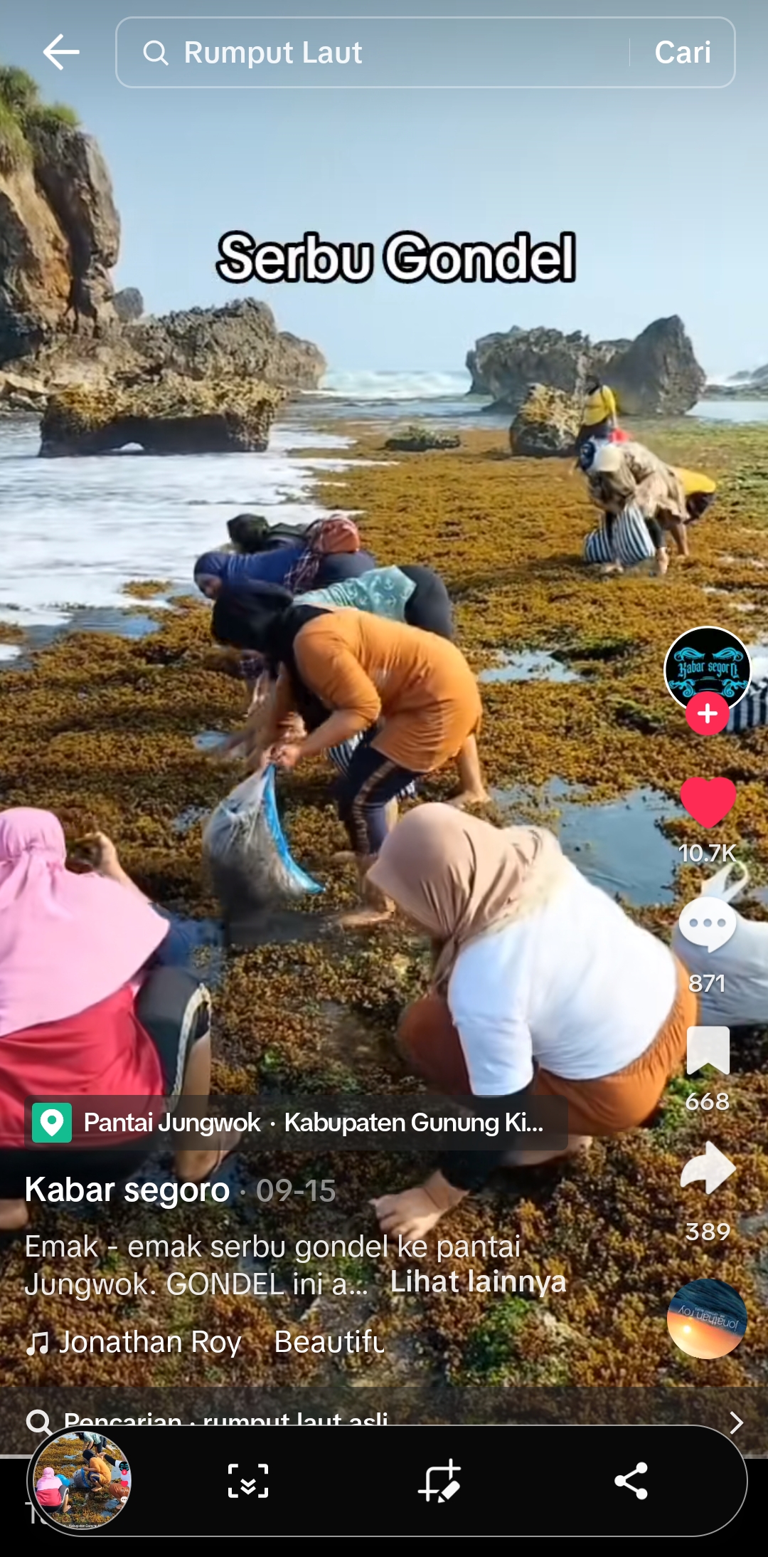 ASYIK: Emak-emak berburu gondel di Pantai Jungwok, Gunungkidul.  (Tangkapan layar TikTok/@Kabar segoro)