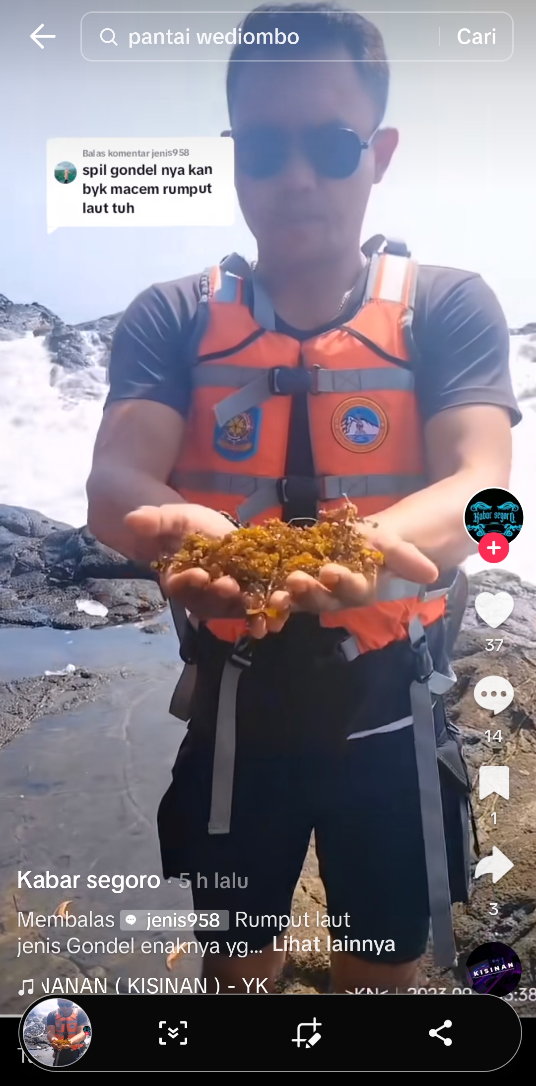 HASIL BURUAN: Sorang anggota SAR menunjukkan hasil buruan gondel  siap dimasak. (Tangkapan layar TikTok/@Kabar segoro)