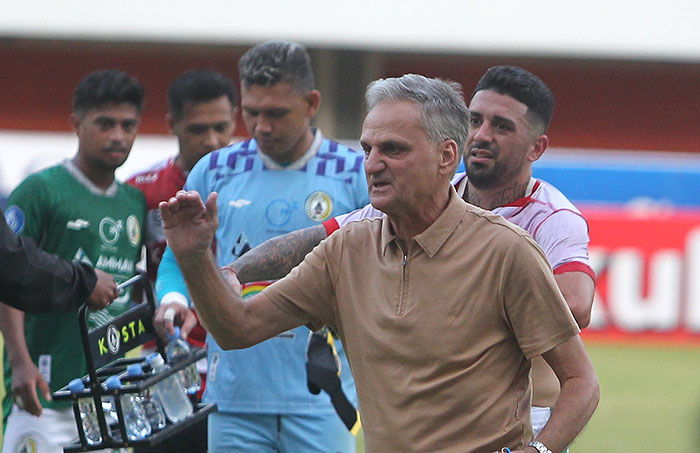 TERAKHIR: Pelatih Kepala PSS Sleman Marian Mihail  menyatakan mengundurkan diri dari PSS. Laga menjamu Madura United menjadi yang terakhir baginya. Foto kanan, pemain PSS Jonathan Bustos (kanan) bereb
