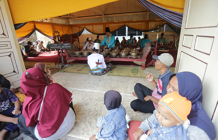 Abdi dalem Kraton Jogjakarta menabuh gamelan kyai Nogo Wilogo di Pagongan Utara Masjid Gedhe Kauman, Jogja, Minggu (24/9).&nbsp;