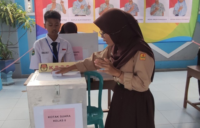 SUARA DEMOKRASI: Siswa SMP Negeri 5 Kebumen menggelar pemilihan ketua Osis layaknya Pemilu.&nbsp;