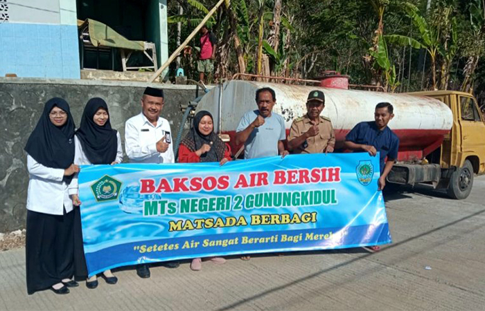 PEDULI: Siswa MtsN 2 Gunungkidul ikut menyalurkan 15 tangki air bersih ke wilayah Ponjong.&nbsp;