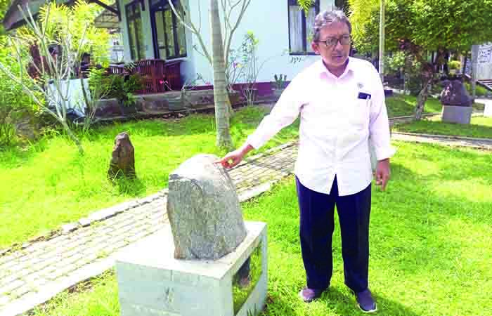 Peneliti Pusat Riset Sumber Daya Geologi Badan Riset dan Inovasi Nasional (BRIN) Chusni Ansori menunjukkan batuan purba yang ada di Desa Karangsambung, Kebumen.