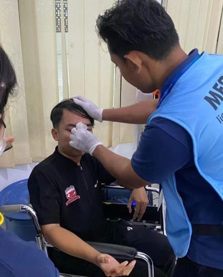 Tim media officer Madura United mendapatkan perawatan usai menjadi korban kekerasan orang tak dikenal di Stadion Maguwoharjo, Sleman