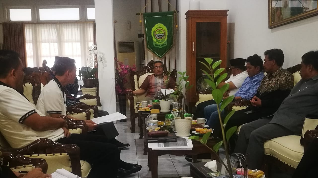 PENEGAKAN PERDA: Bupati Bantul Abdul Halim Muslih menerima rombongan Pansus Raperda tentang Toko Swalayan dan Pusat Perbelanjaan di rumah dinas bupati Bantul Jumat (22/9).
