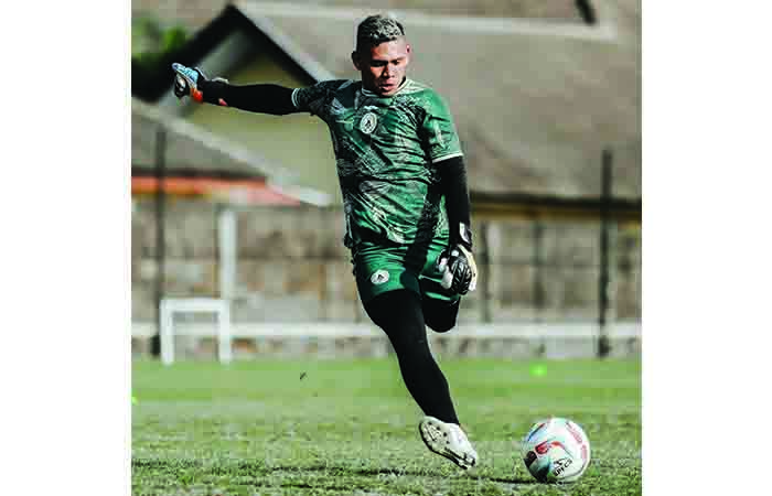 KAYA PENGALAMAN: Penjaga gawang PSS Sleman M Ridwan saat menjalani latihan. Ridwan akhirnya dimainkan saat PSS Sleman menjamu Madura United, Minggu (24/9). Laga itu berakhir imbang 1-1.