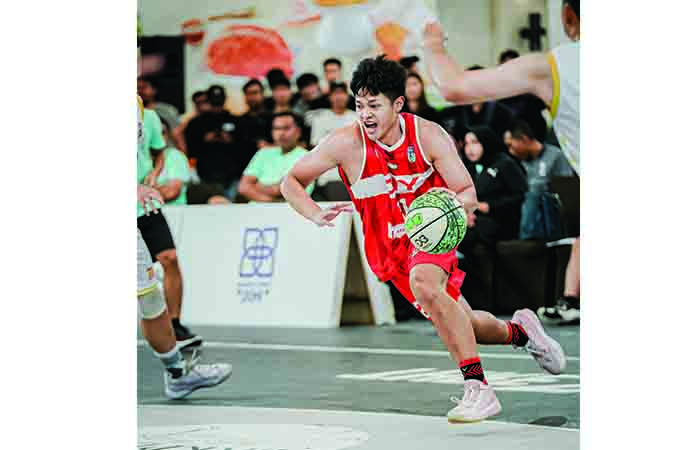 AGRESIF : Radityo Wirananto (merah) saat tampil di ajang BK PON bola basket 3x3 di Atrium Plaza Ambarrukmo.&nbsp;