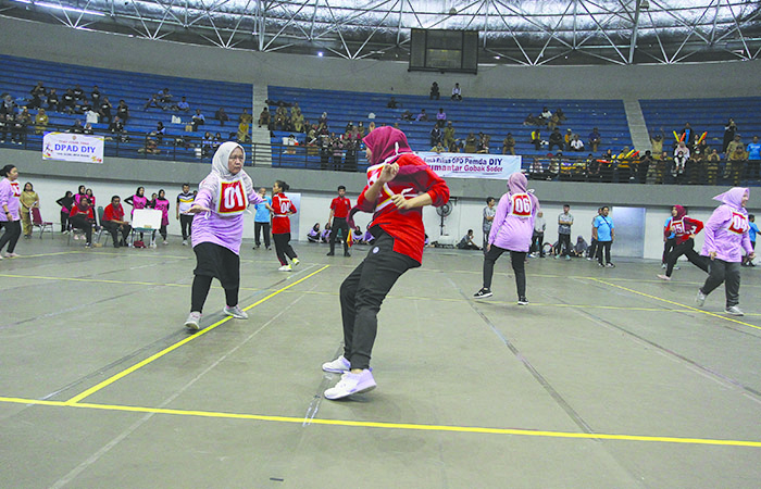 SPORTVITAS: &nbsp;Peserta mengikuti lomba permainan tradisional gobak sodor di GOR Amongrogo, , kemarin (25/9). Sebanyak 37 kontingen perwakilan Organisasi Perangkat Daerah