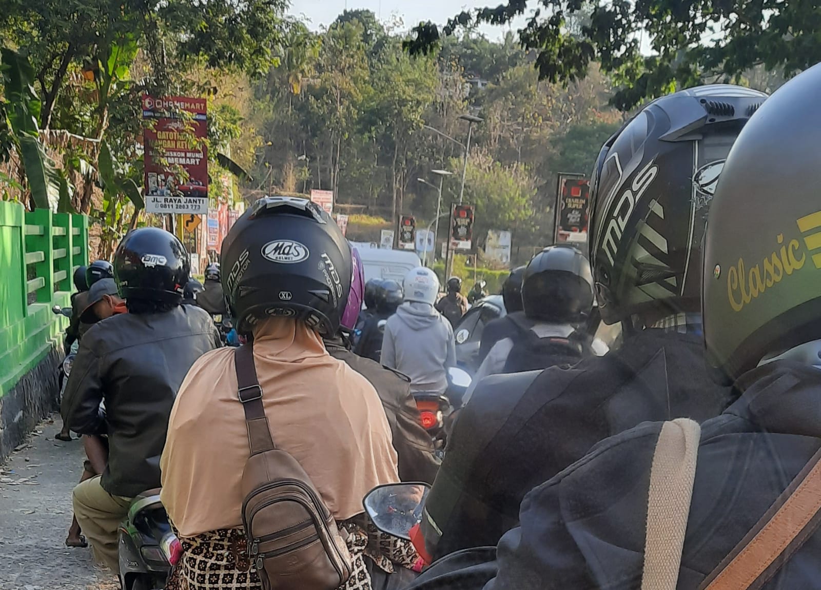 SABAR: Antrean kendaraan dari arah Gunungkidul menuju Jogjakarta secara bergantian tertahan di lokasi buka tutup karena perbaikan jalan kawasan Hargodumilah, Patuk. (Gunawan/Radar Jogja)