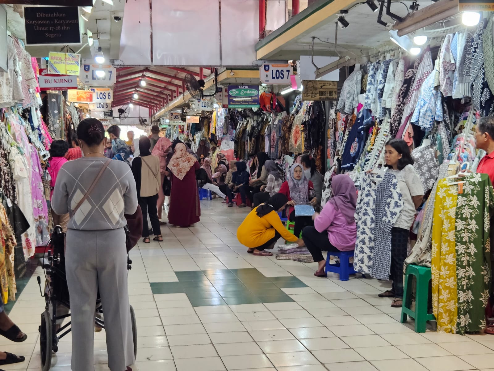 PILIHAN: Situasi kondisi Pasar Beringharjo Barat paska dihajar online shop. (Winda Atika Ira P/Radar Jogja)
