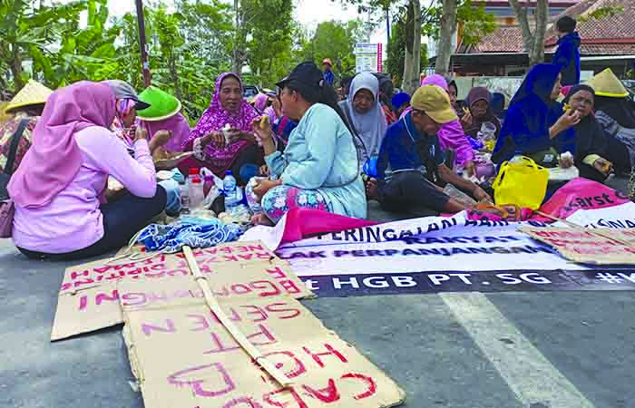 KOMPAK : Warga di Kecamatan Buayan menggelar aksi unjuk rasa di depan kantor BPN Kebumen, Senin (25/9). Mereka menolak perpanjangan HGB PT Semen Gombong.