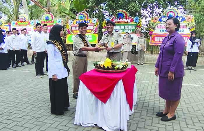 BPN Purworejo berikan penghargaan pada dua pegawai berprestasi di kantornya pada peringatan Hantaru 2023, Senin (25/9).