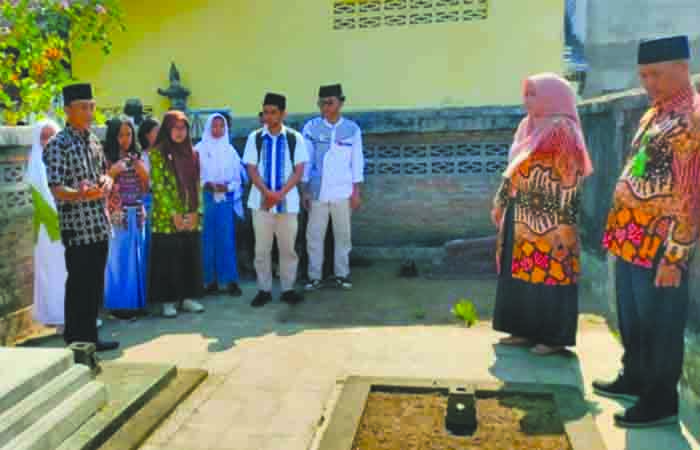 TOLERANSI: Siswa MAN 4 Bantul saat mengunjungi makm lintas agama sebagai wujud moderasi beragama.