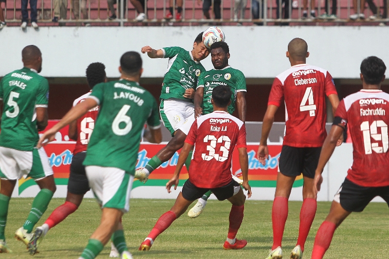 HEADING: Pemain PSS Sleman saat melawan Madura United di Stadion Maguwoharjo Minggu (24/9). (Guntur Aga Tirtana/Radar Jogja)
