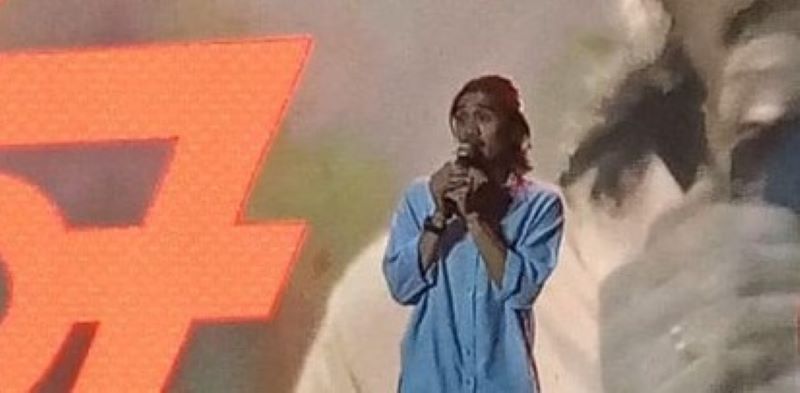 NYANYI: Duta vokalis grup band Sheila on 7 dalam aksi panggungnya. (Istimewa)