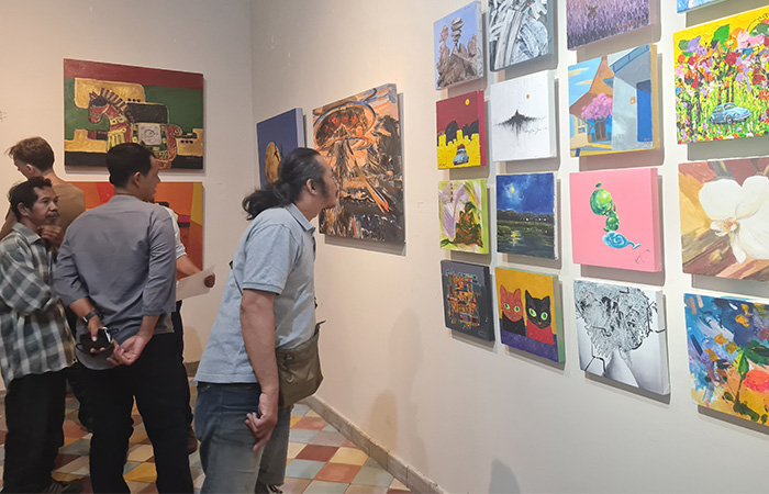 ARTISTIK: Para pengunjung tampak menikmati karya berupa lukisan dari seniman Indonesia dan internasional di Limanjawi Art House, Sabtu (23/9).&nbsp;