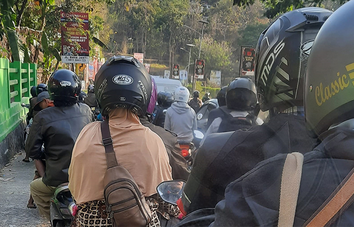 SABAR: Antrean kendaraan dari arah Gunungkidul menuju Jogjakarta secara bergantian tertahan di lokasi buka tutup karena perbaikan jalan kawasan Hargodumilah, Patuk.&nbsp;