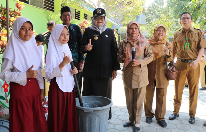 UNGGULAN: Pj Bupati Kulon Progo Ni Made Dwipanti Indrayanti saat meresmikan program Sekilanku di SDN 1 Pandowan, Galur, kemarin (25/9).&nbsp;