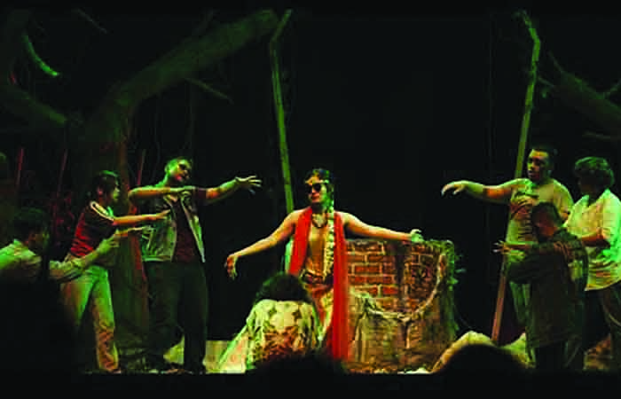 APIK: Salah satu adegan dalam pementasan teater "Megatruh" oleh  Masa Art Community (MAC) di Taman Budaya Yogyakarta (TBY), Sabtu malam (23/9).