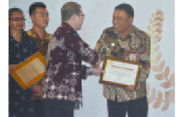 HAK PUBLIK: Kepala Diskominfosan Kota Jogja Trihastono (kanan) menerima penghargaan dari Komisi Informasi Daerah (KID) DIJ dalam penghargaan Keterbukaan Informasi Badan Publik.