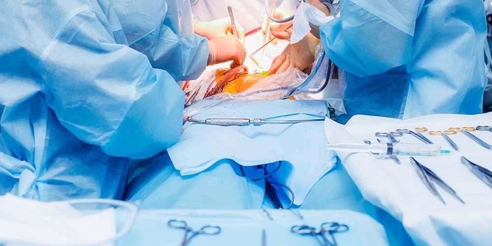 Ilustrasi dokter bedah telah melakukan tindakan transplatasi jantung pada pasien. (SehatQ)