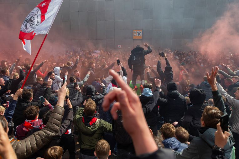 suporter Ajax yang mengamuk di depan stadion