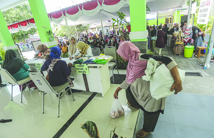 HARI PERTAMA: Warga mengantre pembelian sembako saat pasar murah di Kantor Kapanewon Kalasan kemarin (25/9). Disperindag Sleman menggelar Pasar murah di 17 Kapanewon.