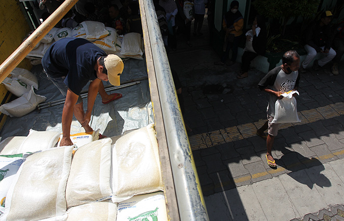 Bantuan bahan pangan berupa beras kepada keluarga penerima manfaat.GUNTUR AGA TIRTANA/RADAR JOGJA