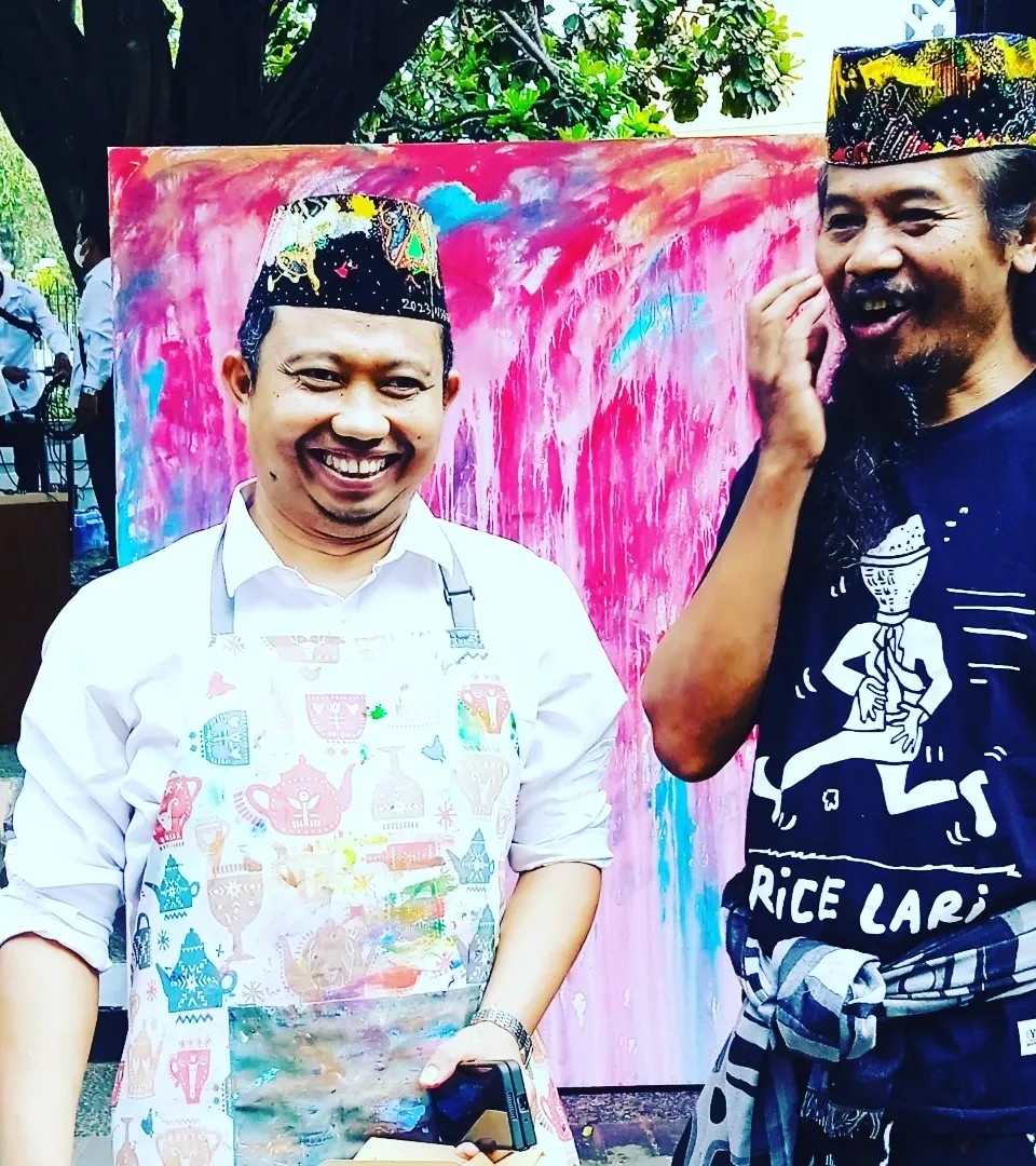 Pelukis Nasirun memberikan kopiah kepada Rektor UIN Sunan Kalijaga Prof Al Makin.