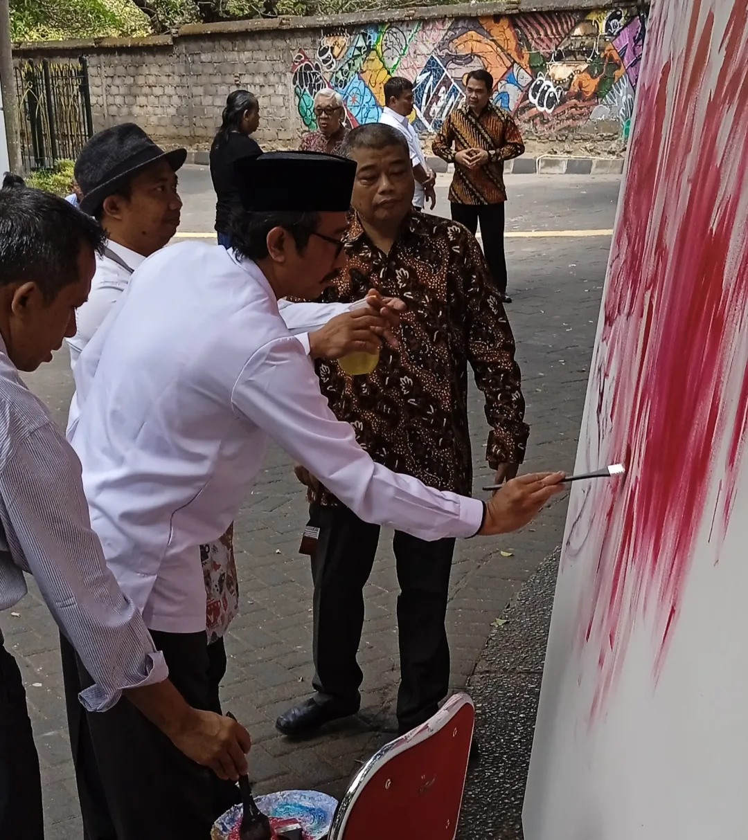 EKSPRESI: Sejumlah tokoh dan pimpinan UIN Sunan Kalijaga menggoreskan kuas untuk melukis.