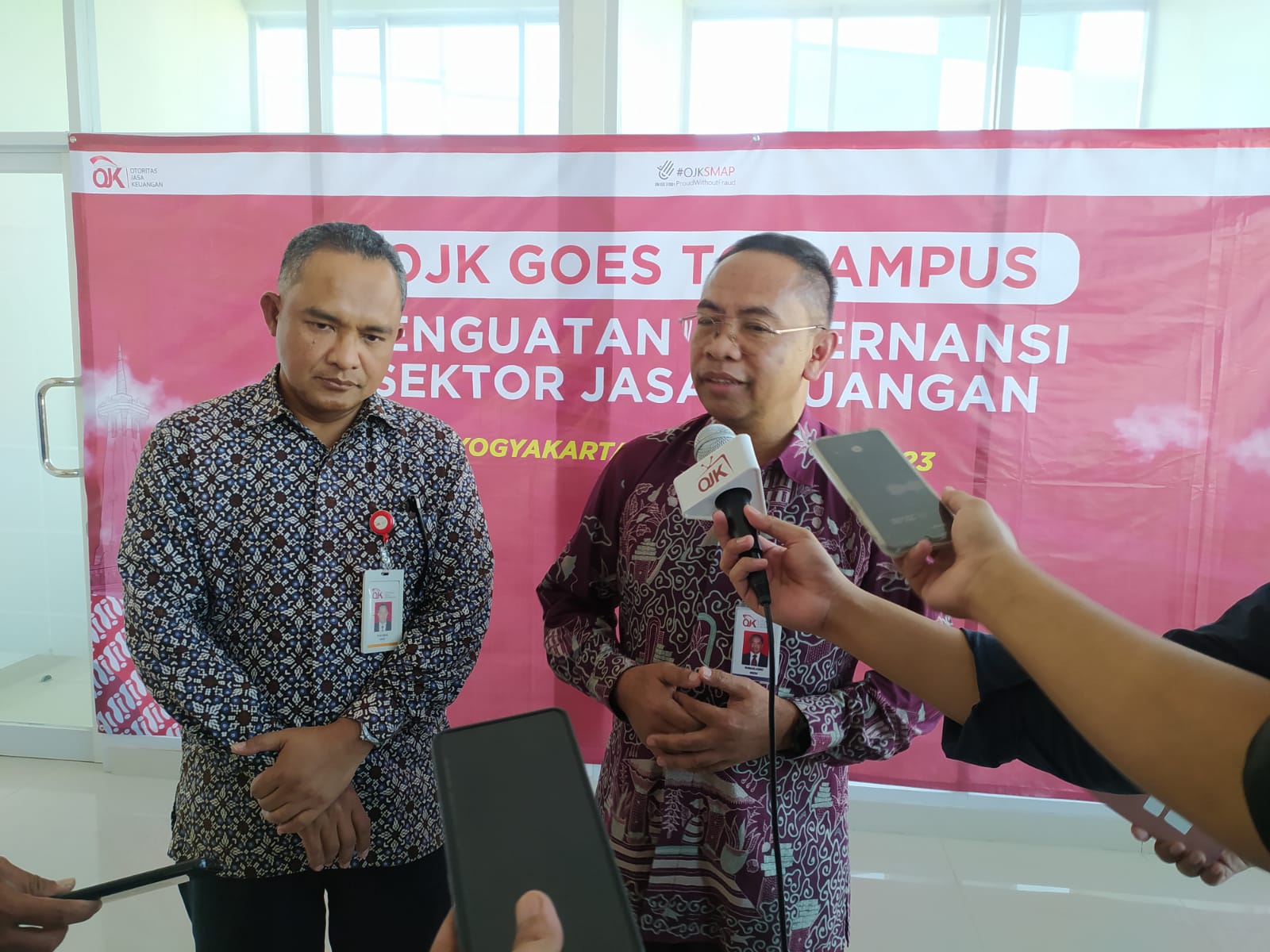 PAHAM: Sesi diskusi panel dari OJK kepada para mahasiswa mengenai literasi keuangan digital yang berlangsung di FEB UGM. (Fahmi Fahriza/Radar Jogja)