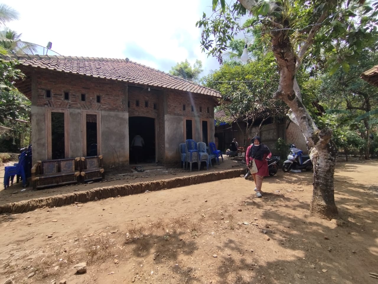 Suasana rumah duka dan makam korban pada Senin (25/9).