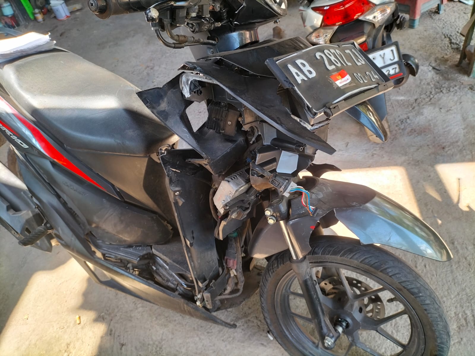 RUSAK: Sepeda motor yang mengalami tabrakan di Dusun Dongkelan, Kalurahan Panggungharjo, Sewon, Bantul, Selasa (26/9) pagi. (Dok Polres Bantul)